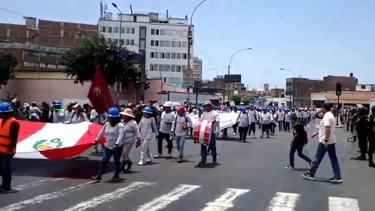 Mineros llegaron hasta la sede del Congreso de la República (foto: Jona Perú twitter).