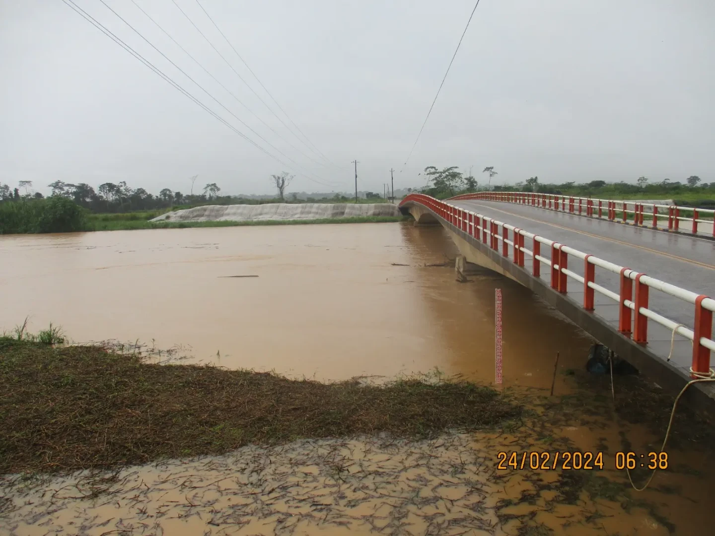 FOTO-8---Puente-Tahumanu-afectado-por-la-creciente-del-rio-del-mismo-nombre